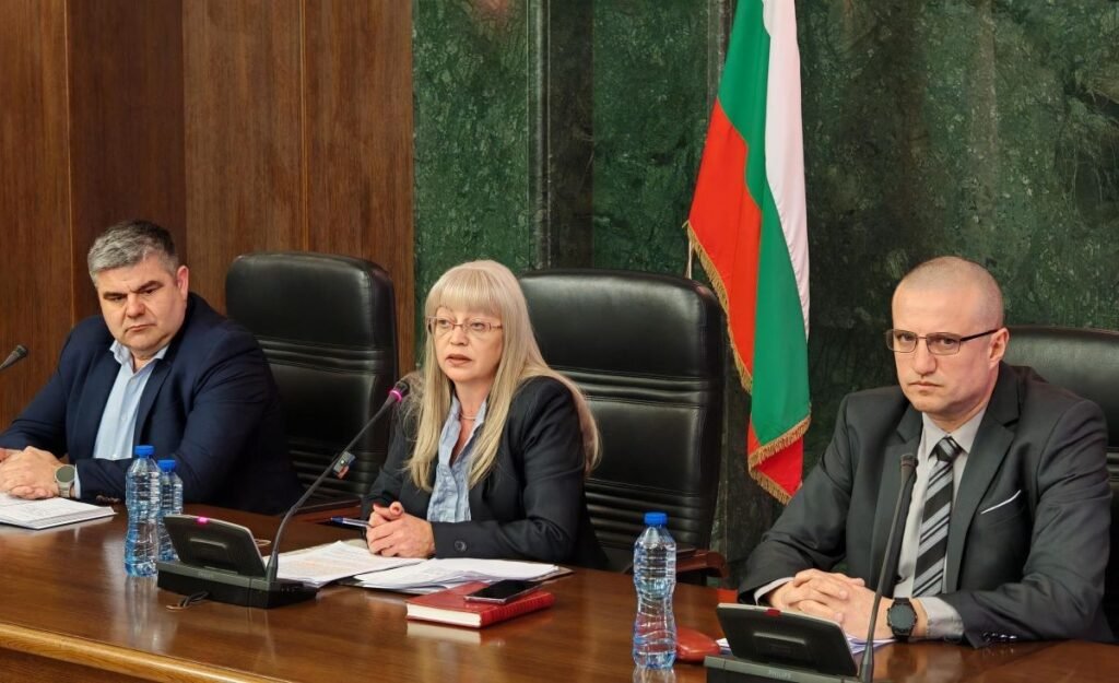 Брифинг прокуратуры по делу «Петрохан-Околчица» 11 марта 2026 года: трое представителей следствия за столом на фоне болгарского флага