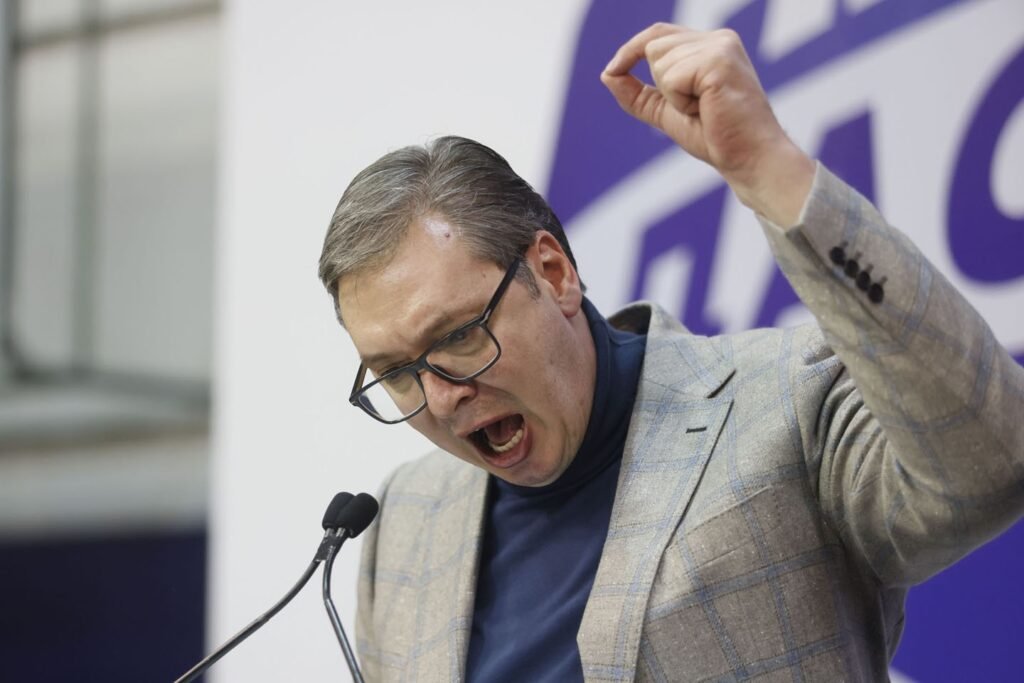 Президент Сербии Александар Вучич эмоционально выступает на предвыборном митинге