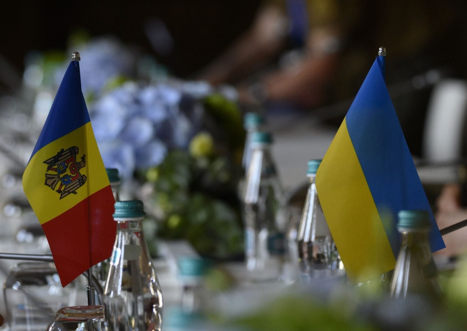 Флаги Молдовы и Украины на столе переговоров &mdash; символ двустороннего партнёрства в вопросах восстановления