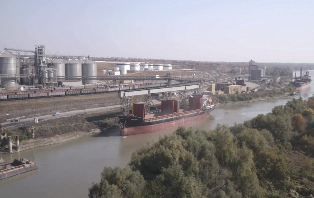 Панорамный вид на порт Джурджулешты с грузовым судном на Дунае &mdash; единственный морской порт Молдовы