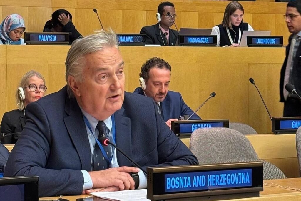 Резолюция раздора: как БиГ выбрала сторону без согласия Постоянный представитель БиГ при ООН Златко Лагумджия выступает на заседании Генеральной Ассамблеи с табличкой «Bosnia and Herzegovina»