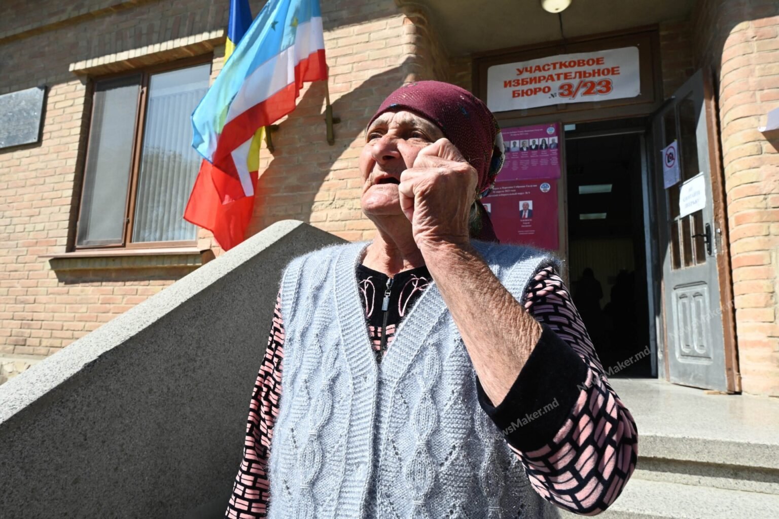 Выборы в Гагаузии: тупик закона и волна дезинформации Жительница Гагаузии у участкового избирательного бюро в день голосования