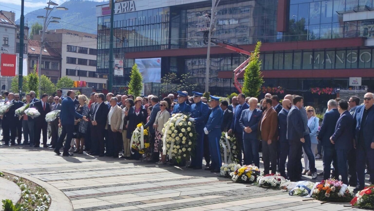 Число 1601: как Россия атакует память осаждённого Сараево Церемония Дня памяти убитых детей Сараево. Официальные лица и почётный караул возлагают венки у мемориала в центре города