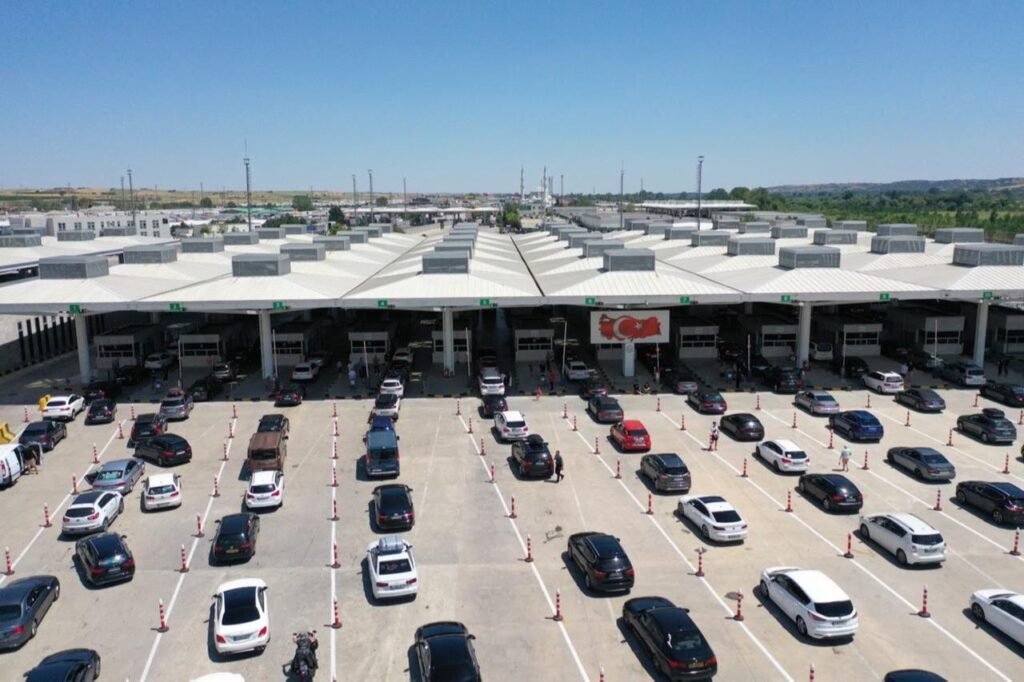 Вид сверху на пограничный переход Капыкуле на турецко-болгарской границе — десятки автомобилей в очереди на таможенном контроле