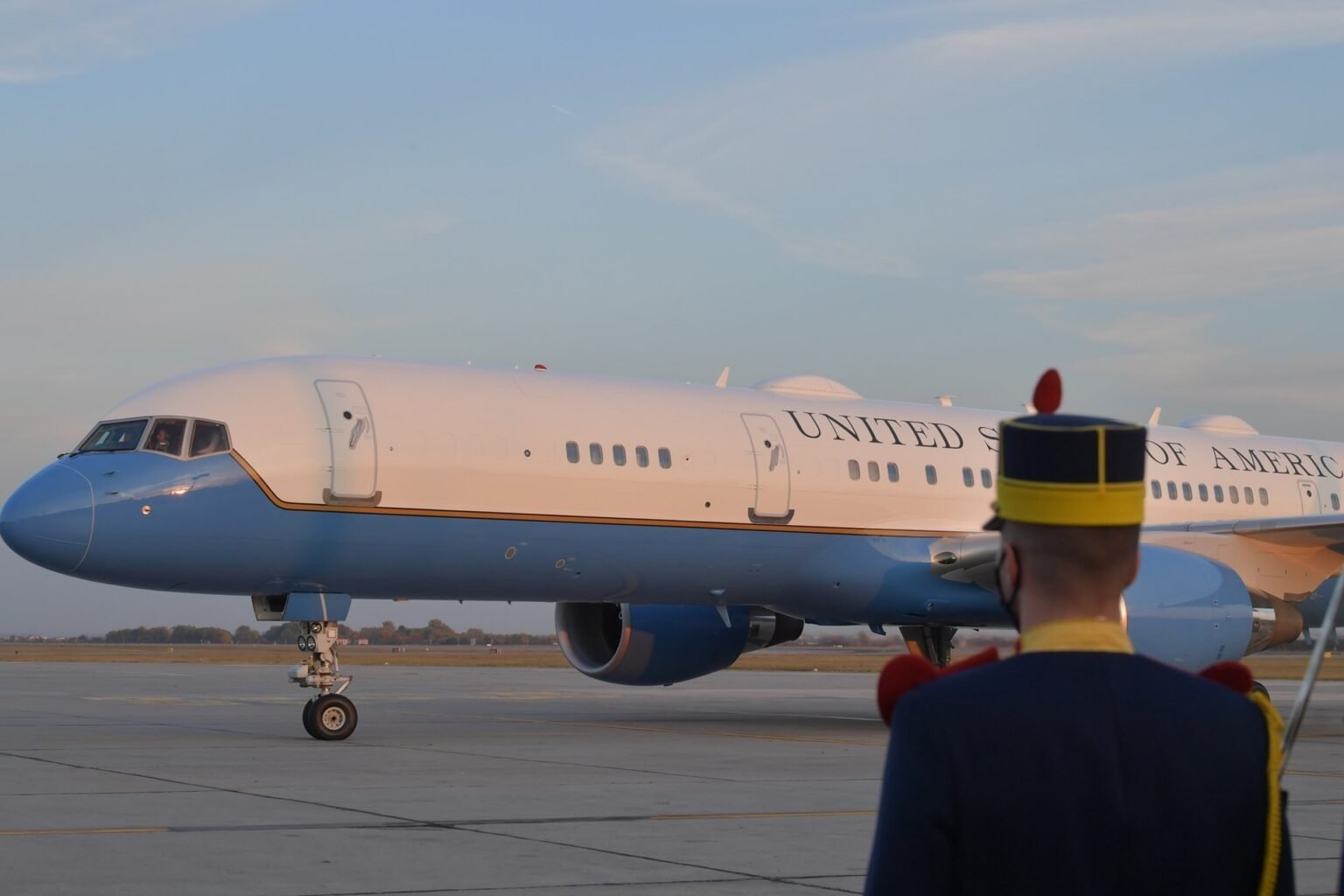 Американский правительственный самолёт на лётном поле в Румынии, его встречает румынский почётный караул