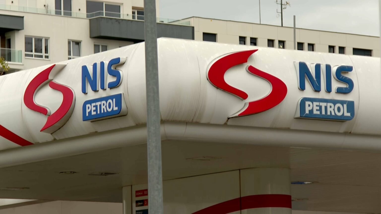Лицензия на чужую нефть: почему послабления США обошли Сербию стороной Заправочная станция NIS Petrol в Сербии с фирменной вывеской компании