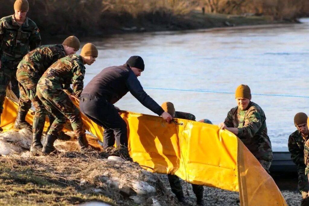 Военнослужащие Национальной армии Молдовы устанавливают жёлтые нефтезаградительные боны на берегу Днестра