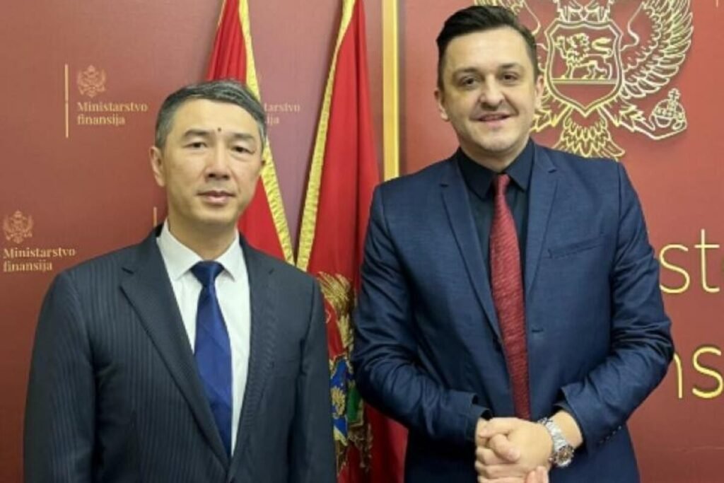 Черногория углубляет партнёрство с Китаем на фоне долга в €655 млн Посол КНР в Черногории Чэнь Сюфэн и министр финансов Черногории Новица Вукович на встрече в Министерстве финансий