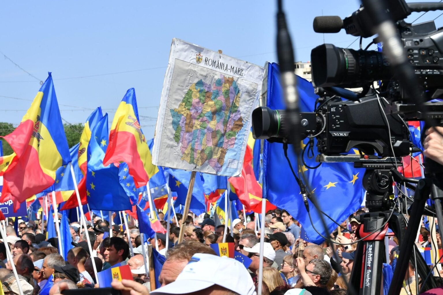 Молдова–Румыния: разрыв в 5 пунктов и нервы Кремля Многотысячный митинг в поддержку объединения Румынии и Молдовы: участники с флагами Румынии, Молдовы и ЕС, а также плакатом с картой «România Mare»