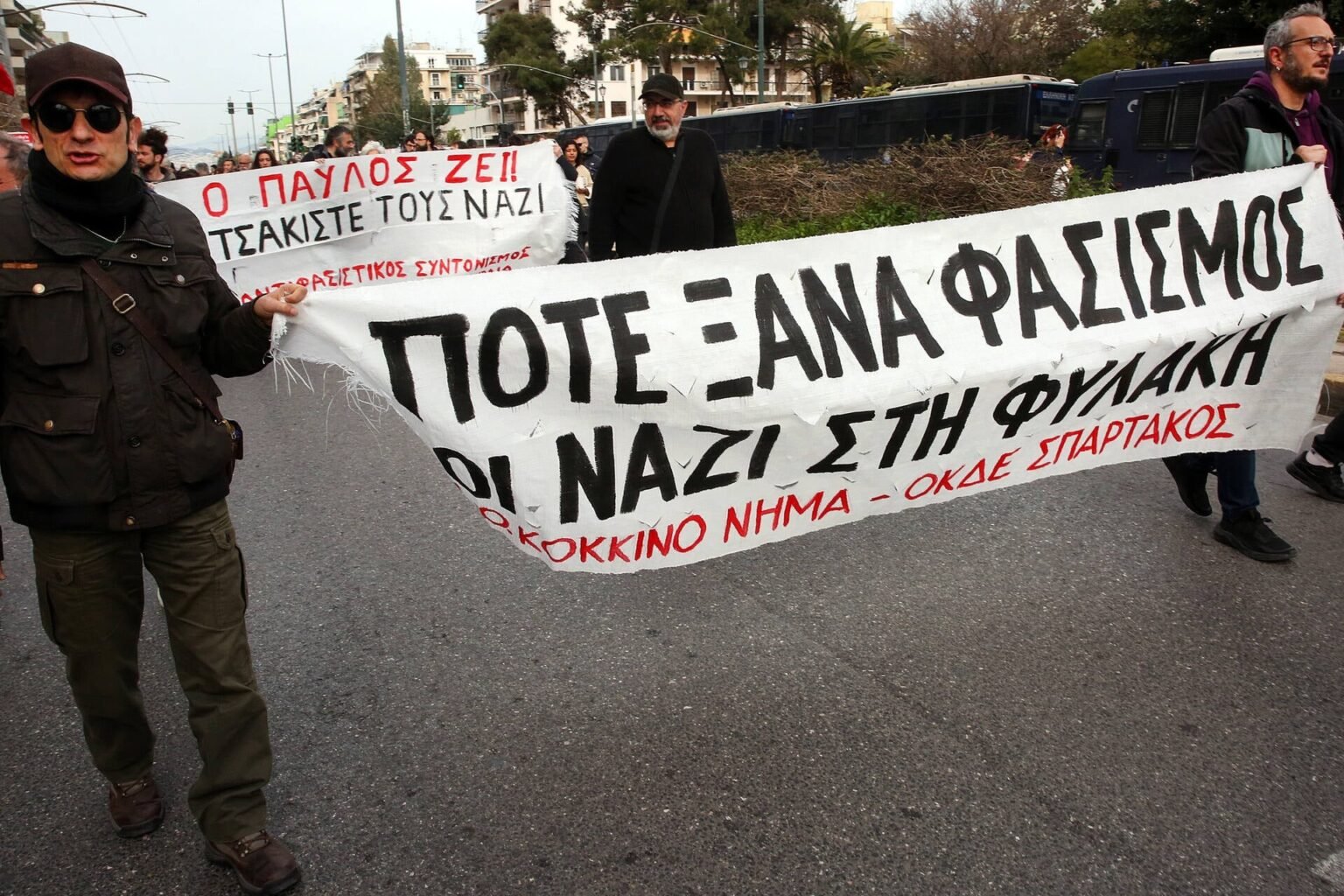 «Золотая заря» окончательно осуждена — но монстр ещё жив Антифашистская демонстрация у здания суда в Афинах. Участники несут баннер «Никогда больше фашизм — нацисты в тюрьму»