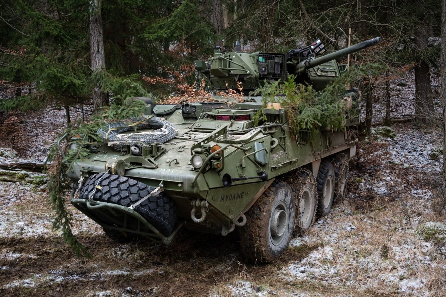 Американский бронетранспортёр Stryker в зимнем лесу — такие машины впервые поставлены Болгарии в рамках модернизации вооружённых сил по стандартам НАТО
