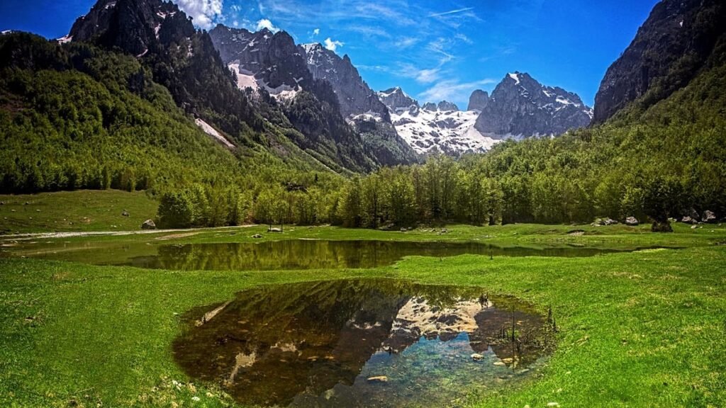 Черногория делает ставку на мир: как конфликты меняют турпотоки Горное озеро в черногорских Альпах — природная красота страны привлекает всё больше туристов