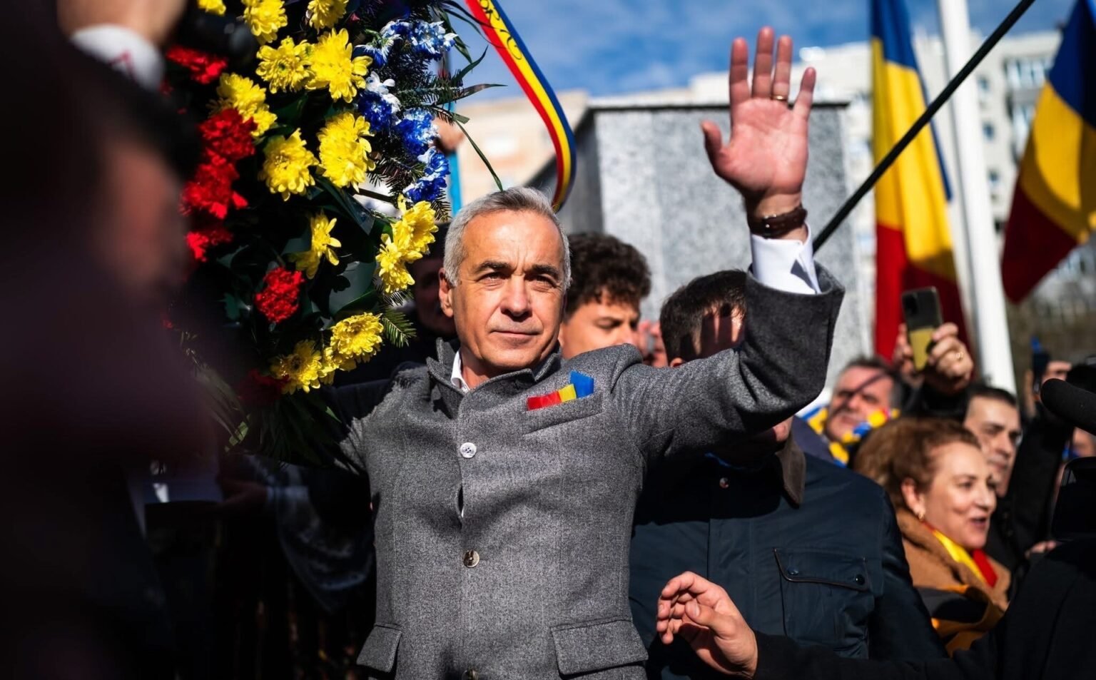 Белградская встреча Джорджеску: аудиозапись из ресторана Jerry Кэлин Джорджеску приветствует сторонников на митинге в Бухаресте на фоне румынских флагов и цветочных венков