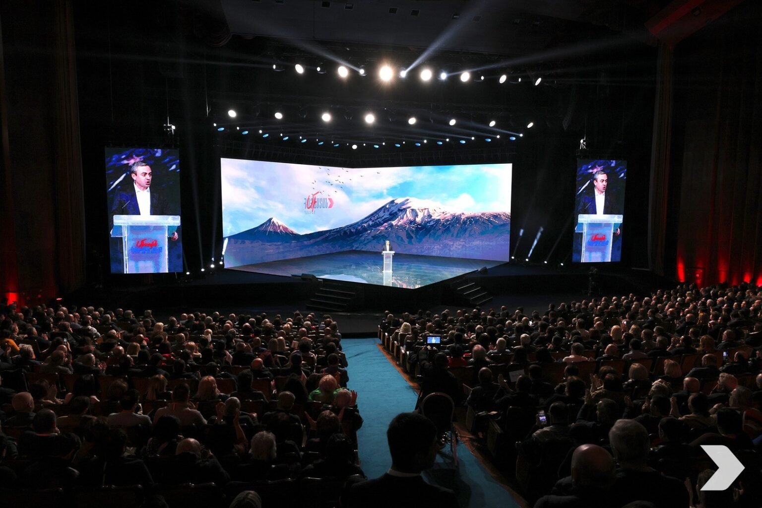 Панорамный вид зала на съезде блока «Айастан», где Роберт Кочарян был выдвинут кандидатом в премьер-министры. На экранах — изображение горы Арарат с лозунгами кампании, в зале — сотни сторонников