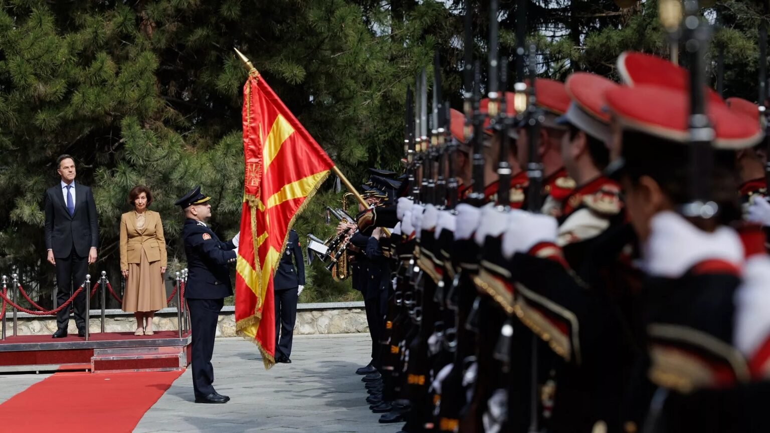 Генеральный секретарь НАТО Марк Рютте и президент Северной Македонии Гордана Силяновска-Давкова на церемонии с почётным караулом и государственным флагом в Скопье