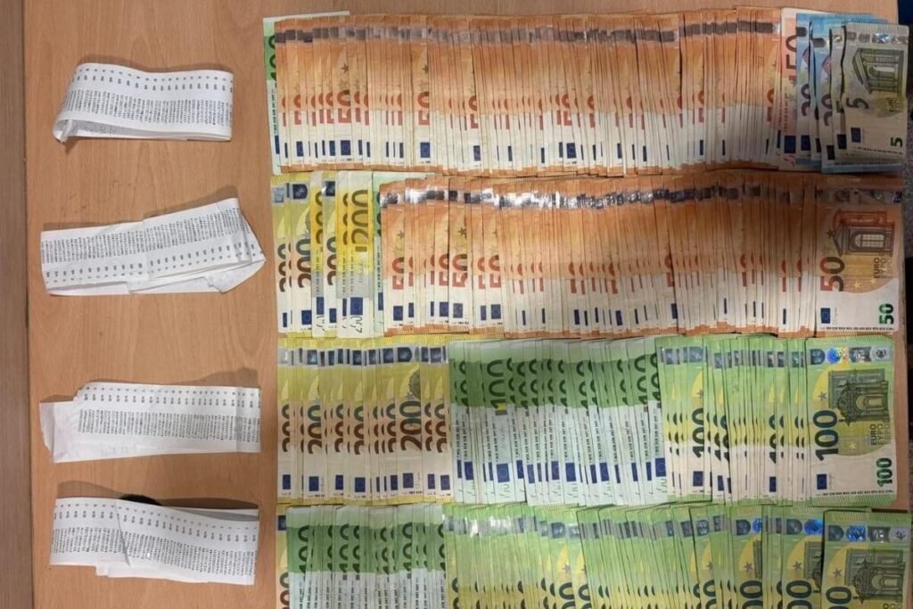 Конфискованные 33 270 евро в купюрах различного номинала, разложенные на столе вместе с кассовыми чеками при задержании в аэропорту Подгорицы