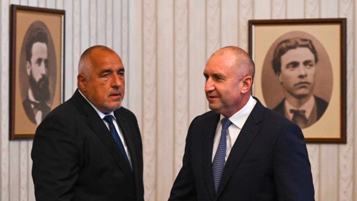 Лидер ГЕРБ Бойко Борисов и президент Румен Радев на встрече в президентском дворце на фоне портретов болгарских национальных героев