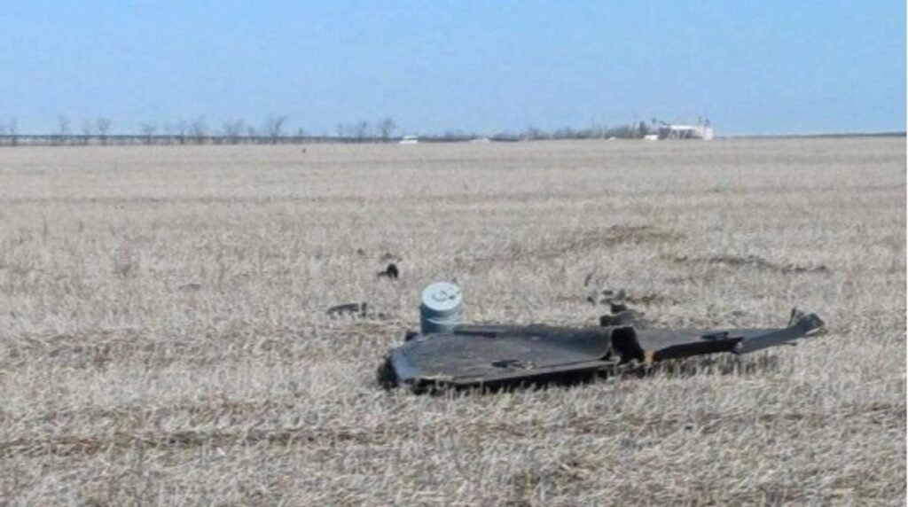 Обломки дрона-камикадзе &laquo;Шахед&raquo; на сельскохозяйственном поле вблизи села Тудора в Молдове, примерно в 500 метрах от границы с Украиной