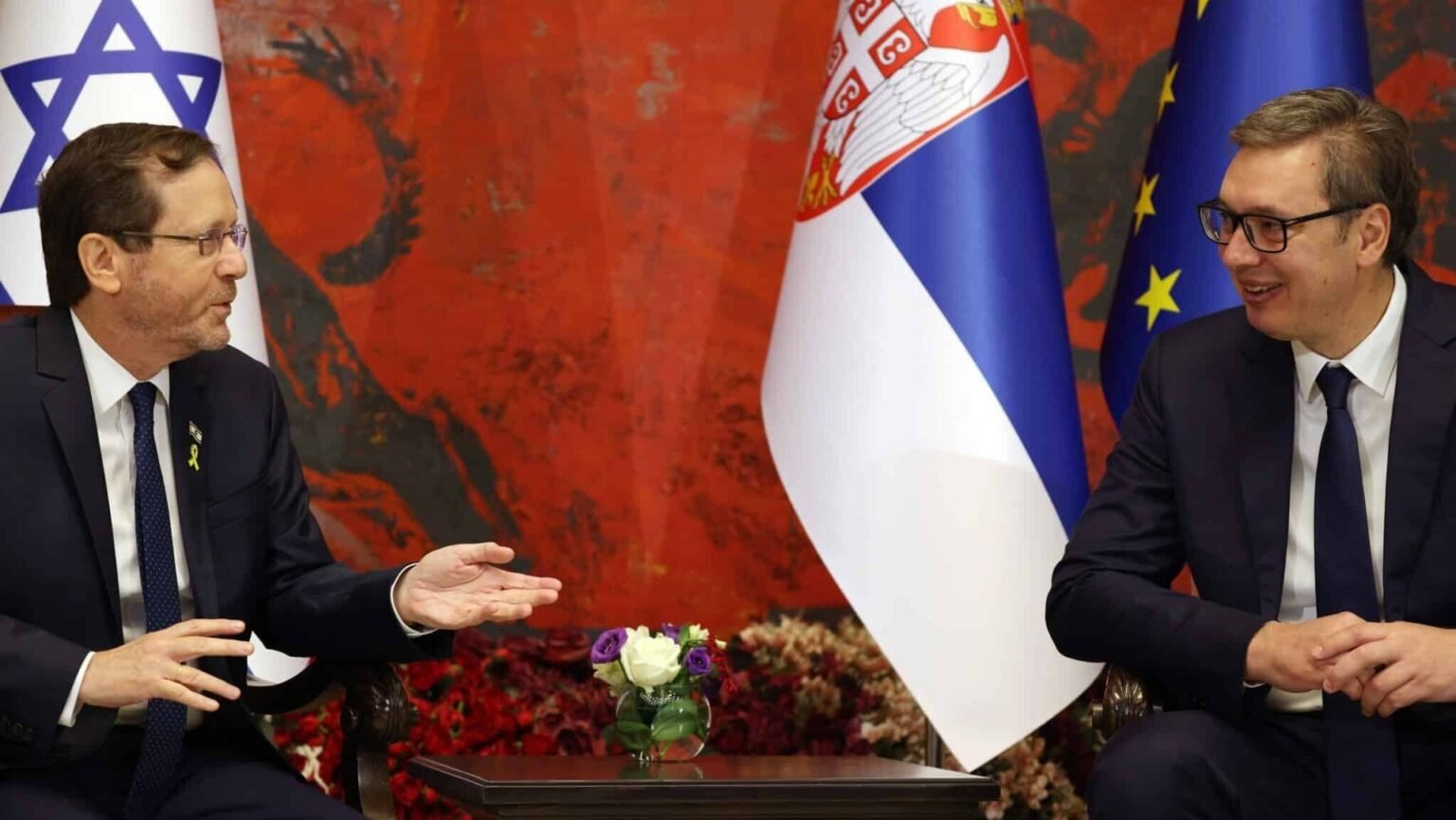 Встреча лидеров Сербии и Израиля на фоне государственных флагов обеих стран