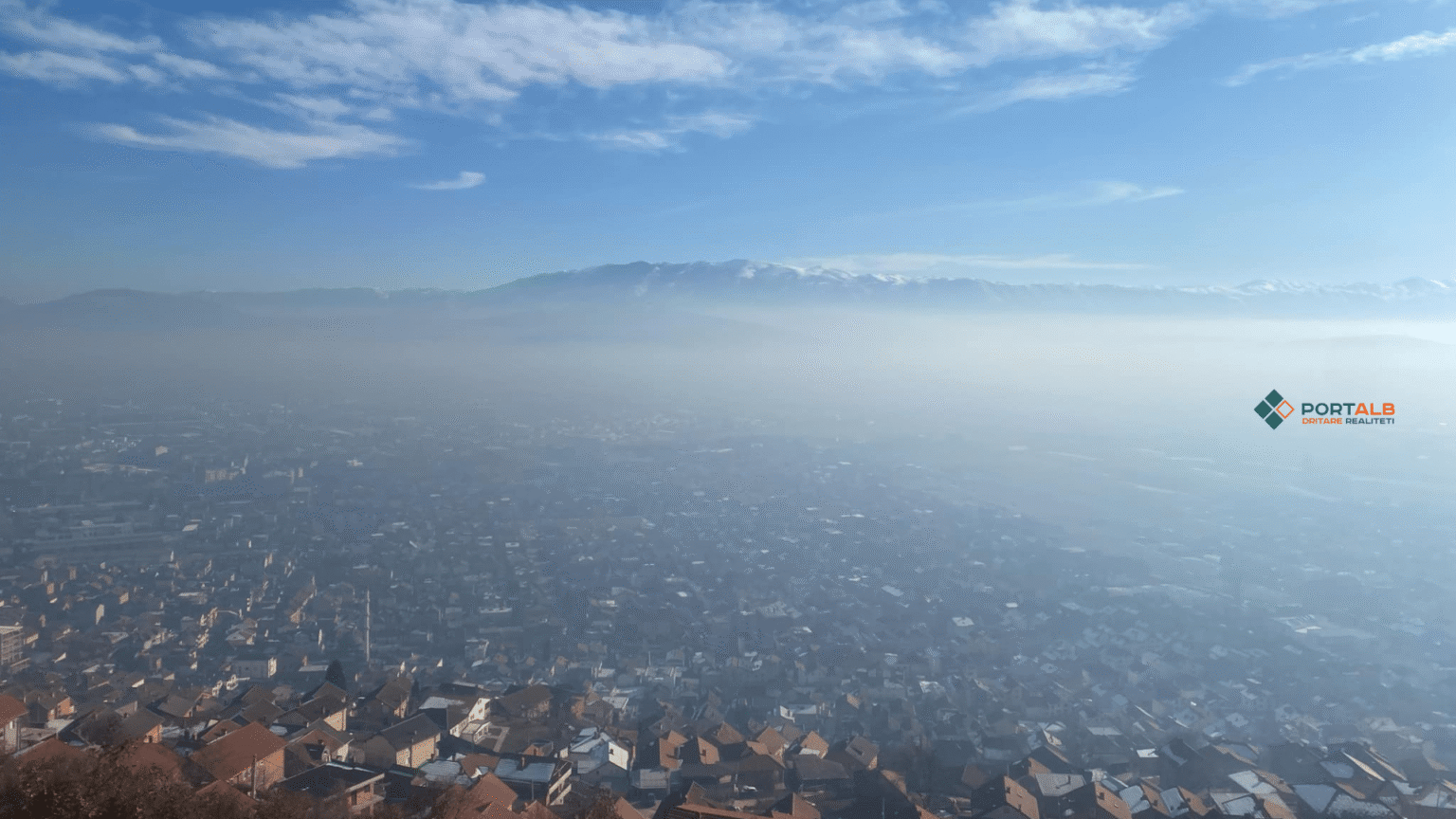 Панорама города Тетово в тумане на фоне заснеженных вершин Шар-Планины