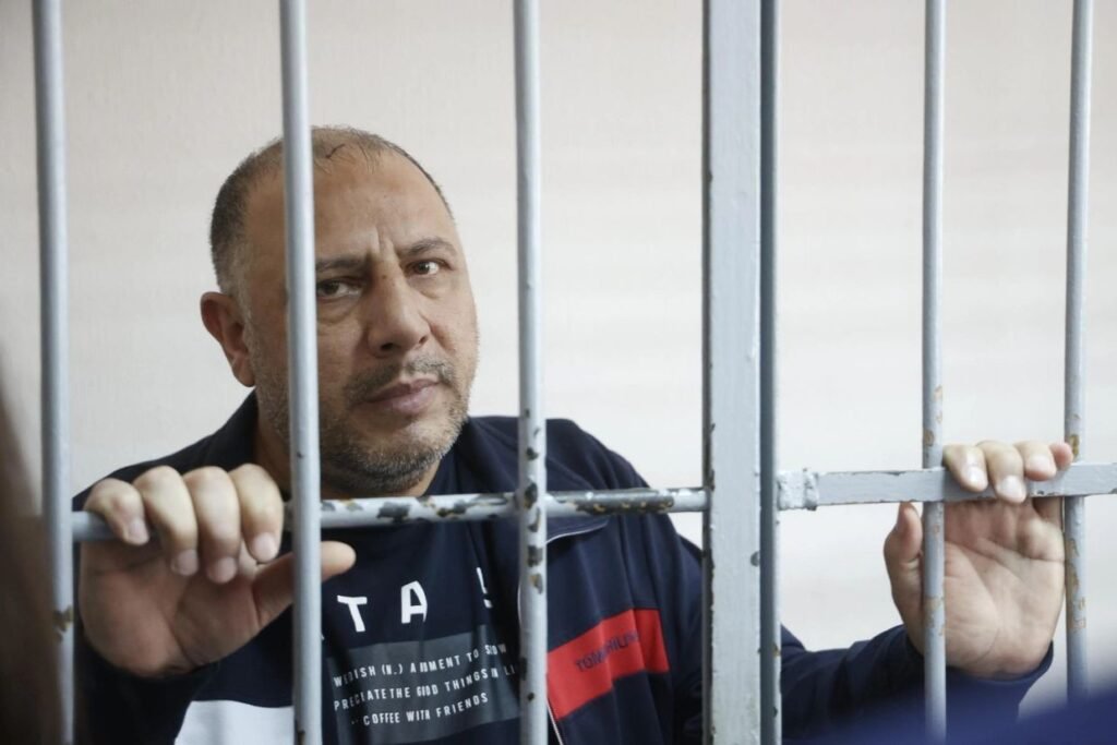 Один из подсудимых за решёткой в зале Кировского районного суда Екатеринбурга во время слушаний по делу об убийствах