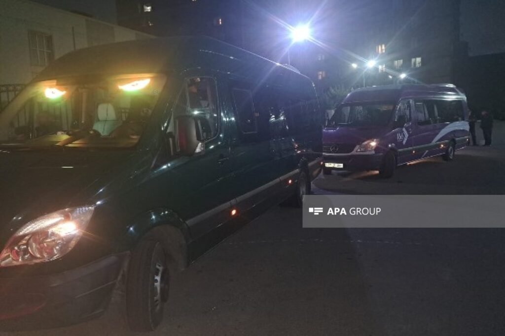 Колонна микроавтобусов с переселенцами направляется в освобождённые районы Карабаха