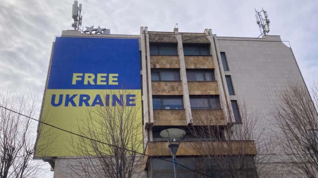 Баннер «Free Ukraine» на здании в центре Приштины — публичная демонстрация поддержки Украины в столице Косова