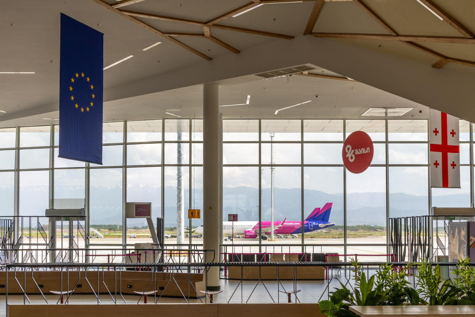 Зал грузинского аэропорта с флагами Евросоюза и Грузии — символ безвизового режима, который может быть утрачен