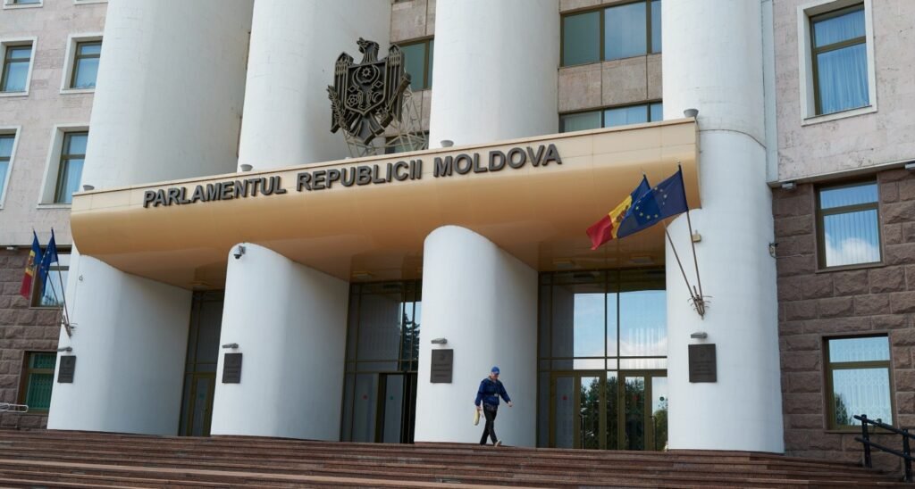 Здание Парламента Республики Молдова в Кишинёве с флагами Молдовы и Евросоюза