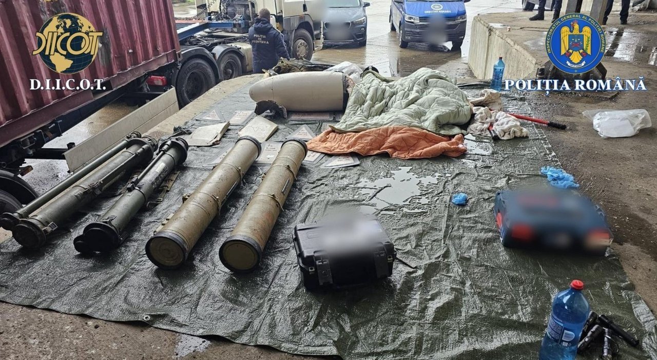Оружие и боеприпасы, изъятые на таможенном пункте Леушень-Альбица: реактивные гранатомёты и военное снаряжение, разложенные для осмотра румынской полицией и DIICOT