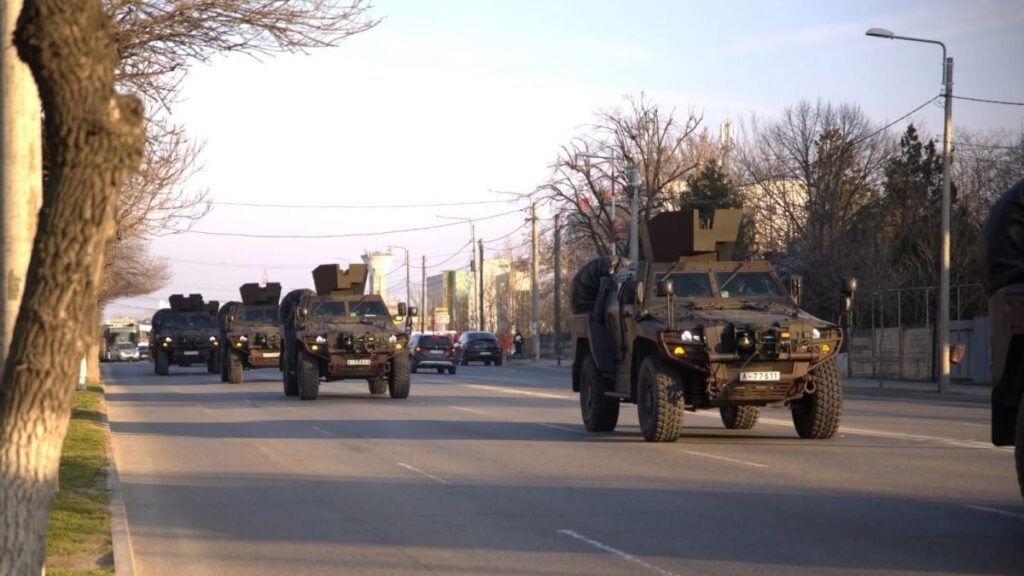Румыния запускает производство бронемашин Cobra II в Медиаше Колонна бронемашин Cobra II 4x4 движется по дороге в Румынии после поставки в сухопутные войска