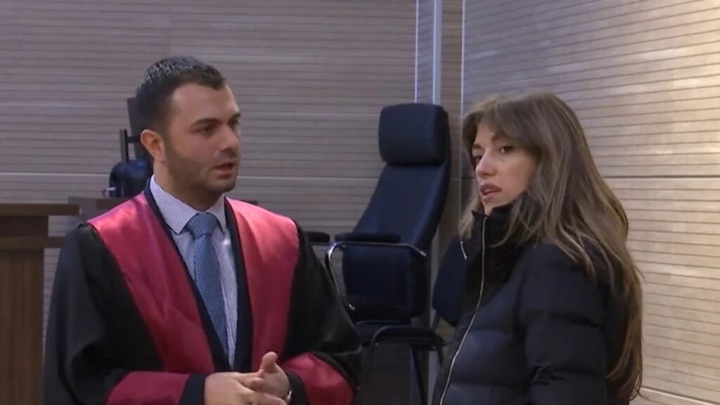 Десять лет спустя: «газовое дело» депутатов Косово закрыто Прокурор беседует с обвиняемой в зале суда в Приштине на слушании по делу о слезоточивом газе в парламенте Косово