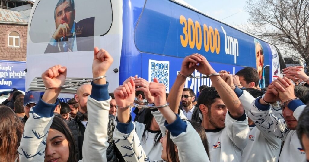 Суды Армении: от обещаний независимости к кризису доверия Сторонники бизнесмена Самвела Карапетяна поднимают кулаки в знак протеста, требуя его освобождения