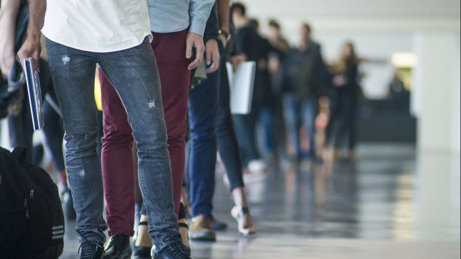 Очередь молодых людей с документами — иностранные работники ожидают оформления на работу