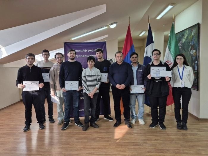 Иран обыграл Армению 18:14 в шахматном матче в Ереване Участники дружеского шахматного матча между Арменией и Ираном на церемонии награждения в Шахматной академии Армении