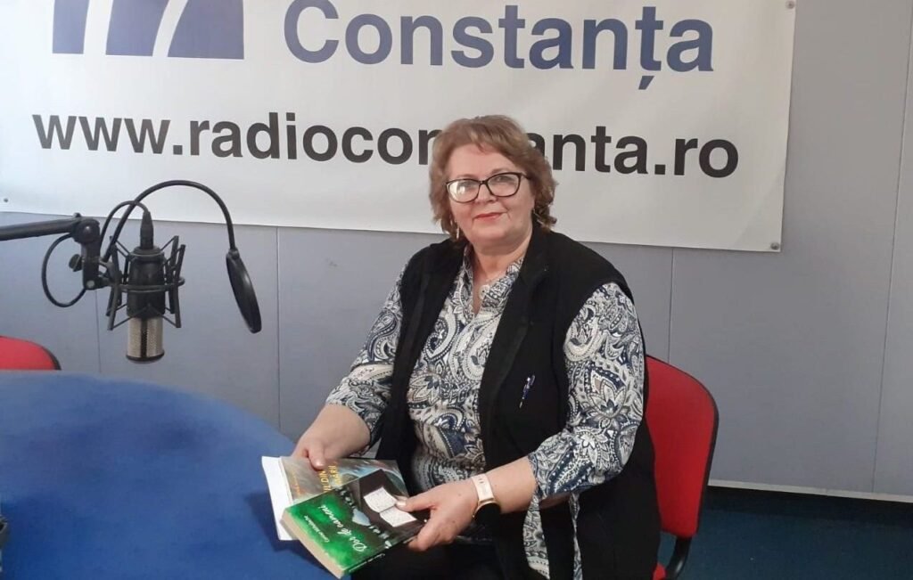 Писательница Корина Михалаке в студии Radio Constanța с книгами во время записи передачи «Истории из Добруджи»