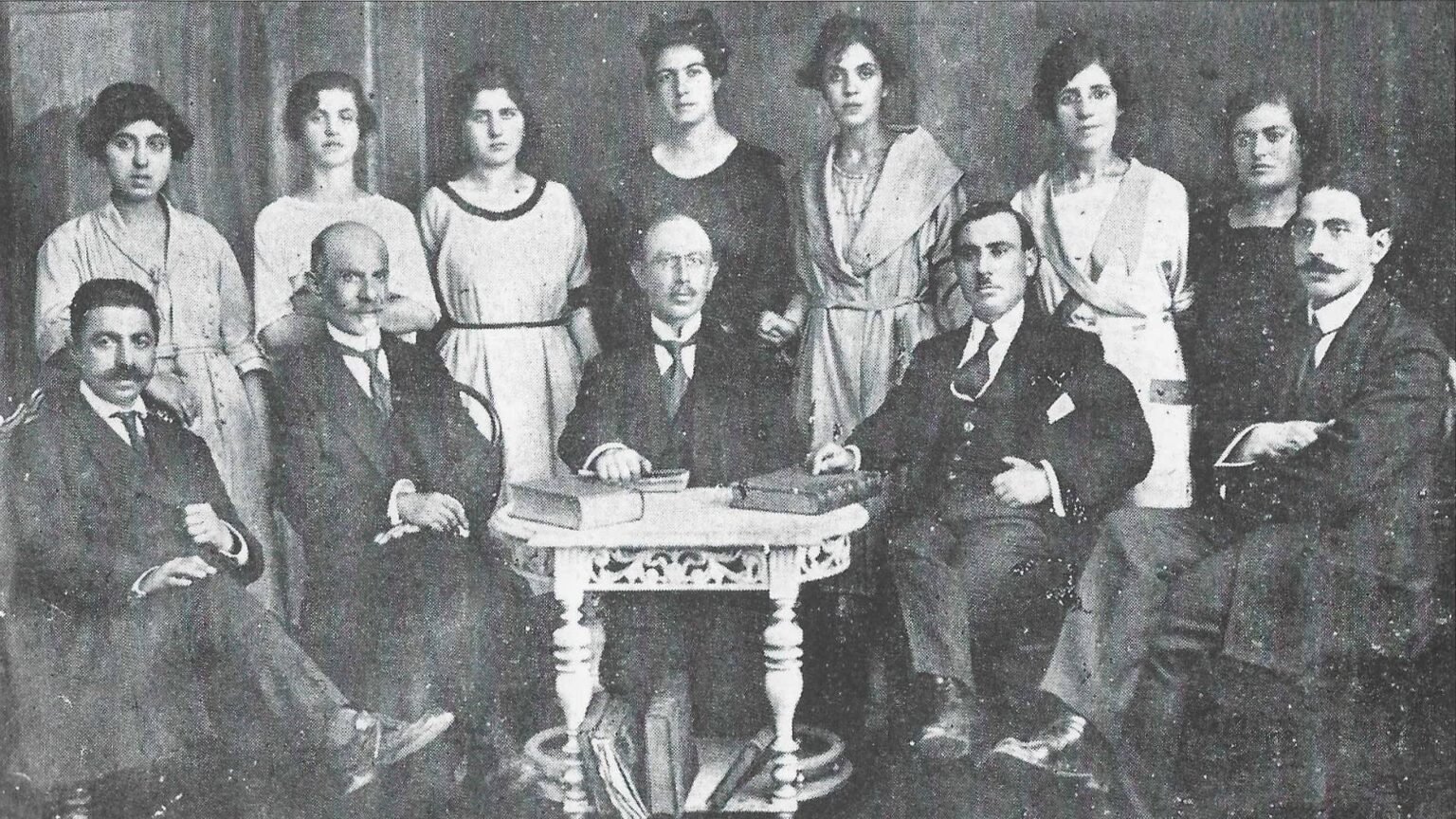 Школа «Хоренян» — два века армянского наследия Стамбула Руководство и педагогический коллектив школы «Хоренян» в 1920–1921 учебном году