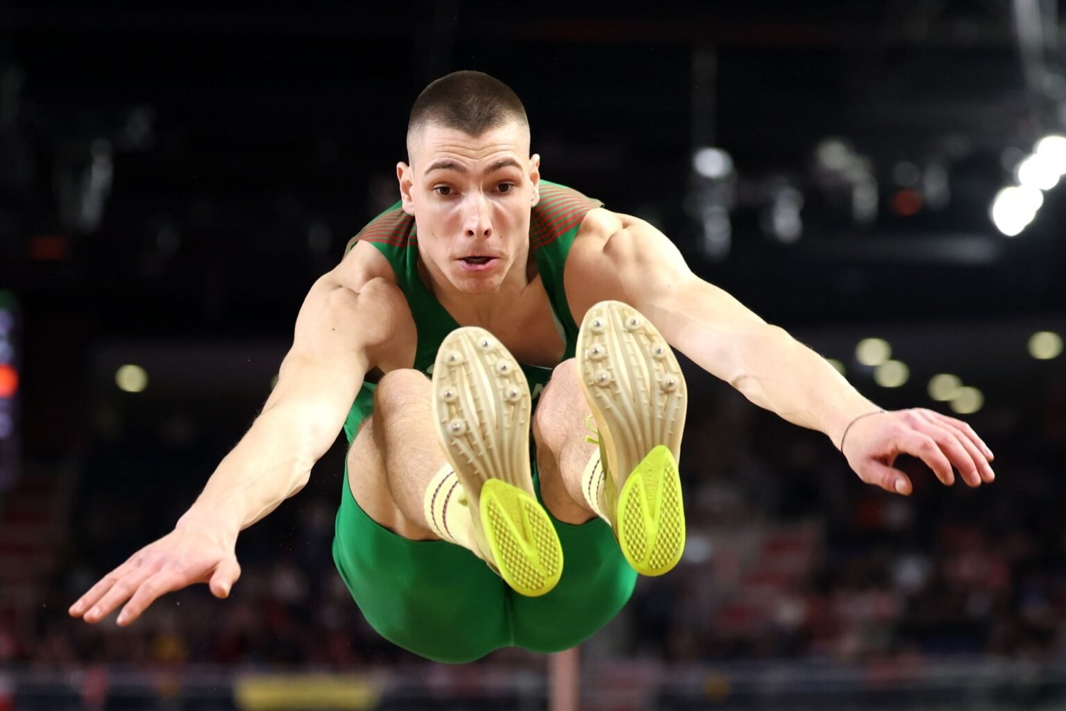 Божидар Сарабоюков в полёте во время прыжка в длину на чемпионате мира по лёгкой атлетике в помещении в Торуне