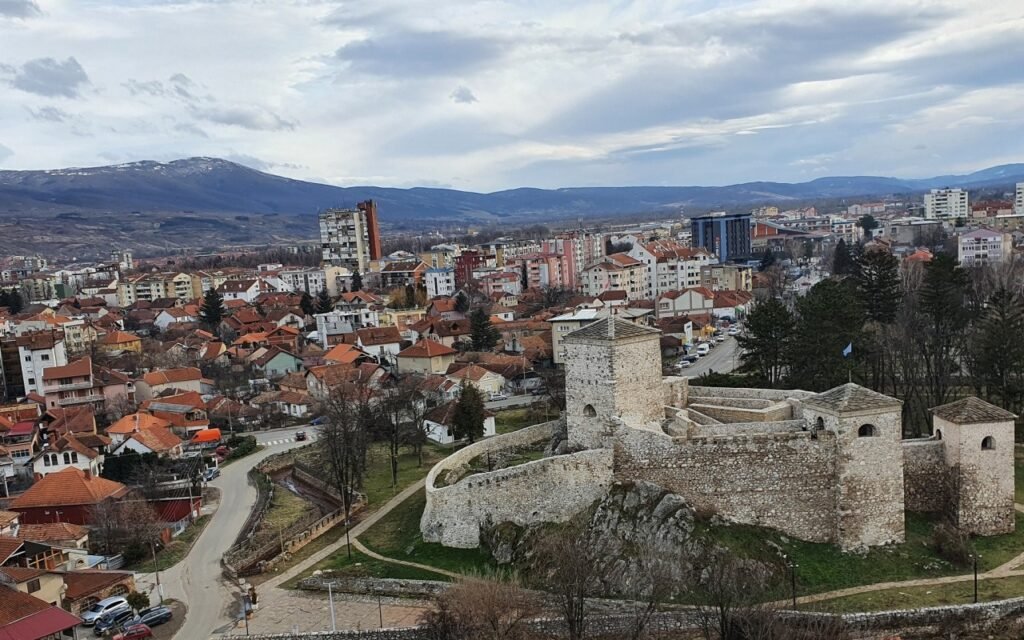Панорама Пирота с видом на средневековую крепость и городскую застройку — один из городов, принявших караван еУправе