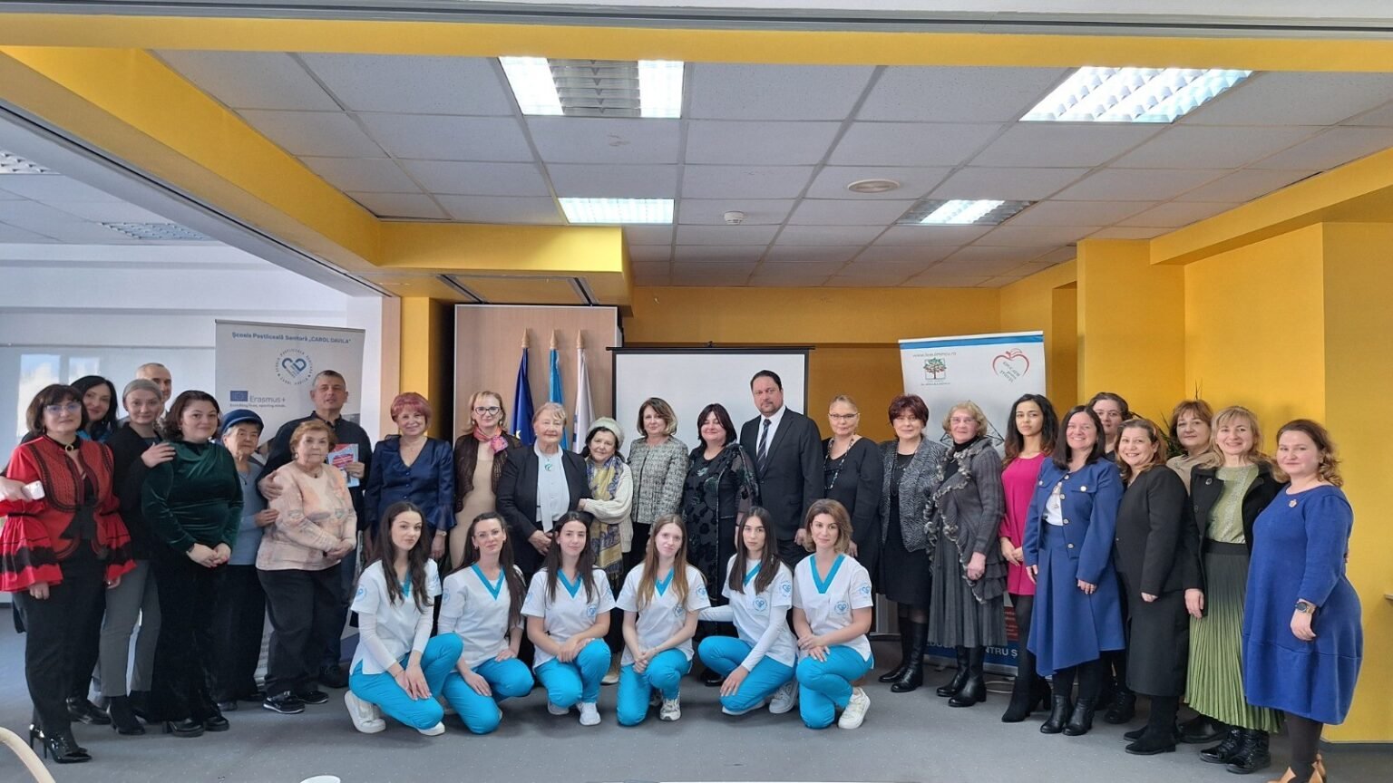 Участники мероприятия по медицинскому образованию — преподаватели и студенты постлицейской санитарной школы в медицинской форме