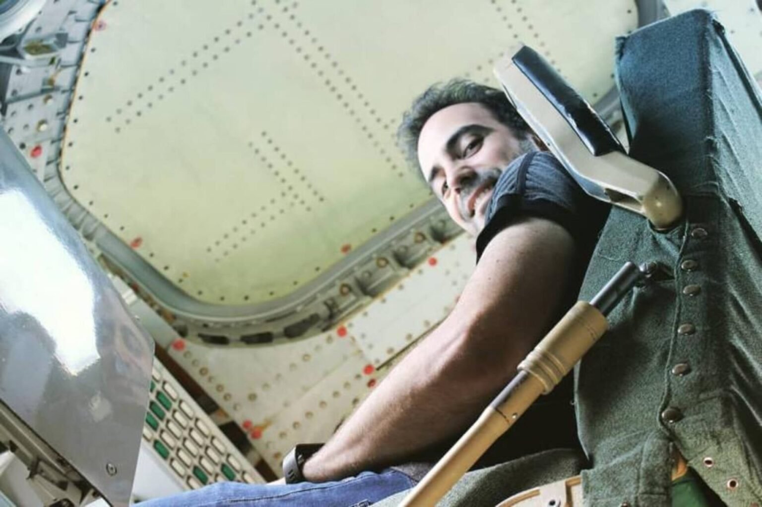 Адрианос Големис в кабине космического тренажёра во время подготовки по программе ESA