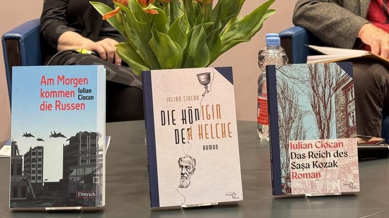 Три книги Юлиана Чокана в немецком переводе на столе с тюльпанами на Лейпцигской книжной ярмарке