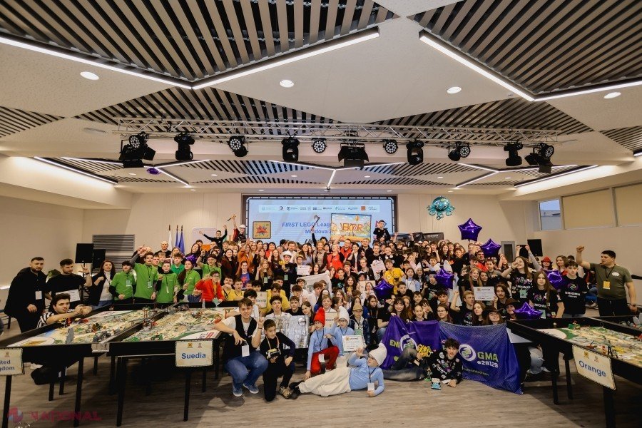 Участники национального финала FIRST LEGO League Challenge Moldova 2026 в Кишинёве — групповое фото всех команд и организаторов соревнований по робототехнике