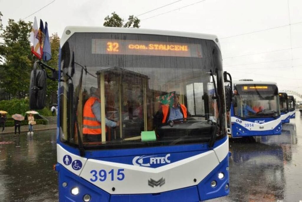 Автобус маршрута № 32 направления Ставчены на остановке в Кишинёве в дождливую погоду