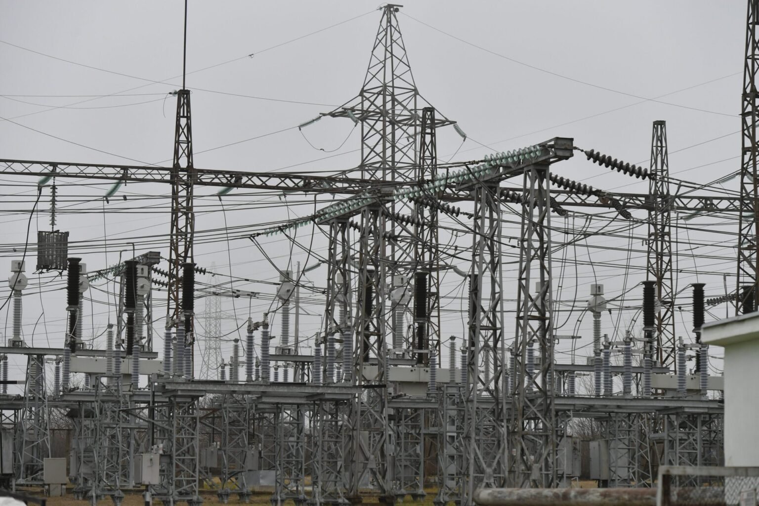 Кишинёв готовится к отключениям света: что известно Электрическая подстанция в Молдове — энергетическая инфраструктура страны в условиях чрезвычайного положения