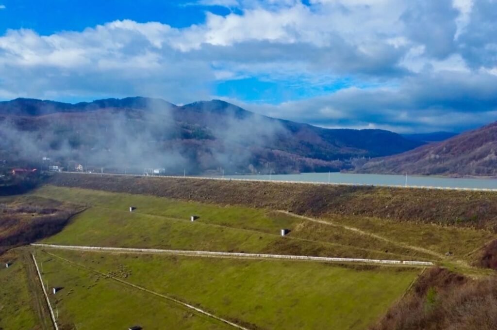 Аэросъёмка водохранилища в горной местности Румынии — цифровой кадастр позволит вести учёт подобных объектов водной инфраструктуры