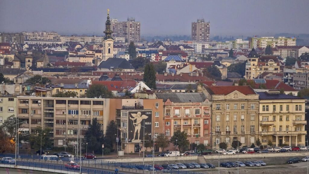 Панорама исторического центра Нови-Сада с набережной Дуная — вид на здания, входящие в обновлённый список культурного наследия