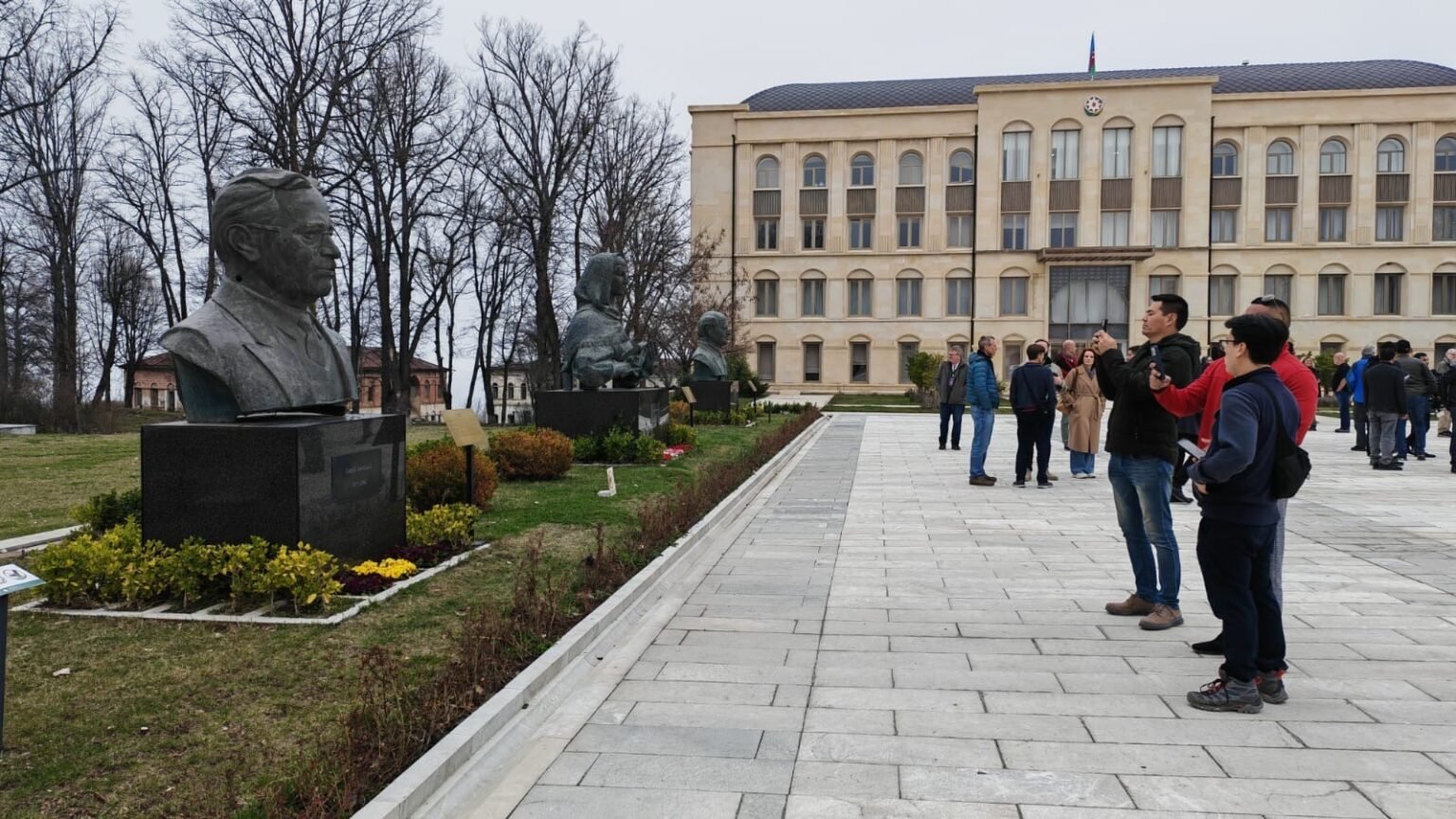 79 путешественников из 37 стран открывают Карабах Международные путешественники осматривают памятники и скульптуры в центре Шуши