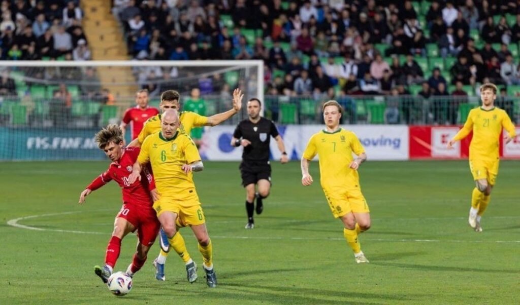 Молдова уступила Литве 0:2: впереди матч с Кипром Игрок сборной Молдовы борется за мяч с футболистами Литвы в товарищеском матче на стадионе в Кишинёве