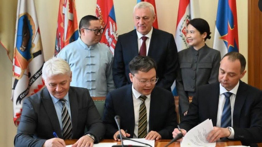 Сербия и Китай углубляют сотрудничество в агрономии Церемония подписания соглашения между Университетом Шаньдун и Университетом Нови-Сада в присутствии сербских и китайских делегатов